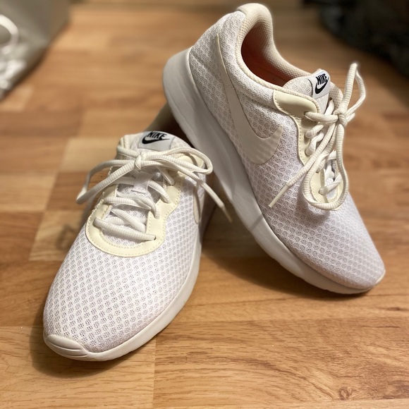 Women’s Athletic Shoes - Nike Size 8 - Like New - Picture 2 of 3